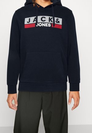 Sudadera azul marino de mezcla de algodón, con un bolsillo canguro frontal y un gráfico del logo "JACK & JONES" en color rojo y blanco en el pecho.