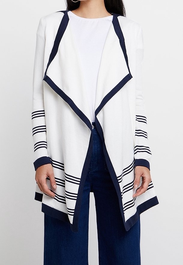 Biały kardigan z granatowymi akcentami, z drapowanym przodem, długimi rękawami i poziomymi paskami na rękawach. Miękka tkanina o otwartym fasonie.