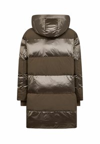 Cappotto imbottito con cappuccio in verde oliva scuro, con strisce orizzontali lucide e opache. Presenta una chiusura con zip e polsini elastici.