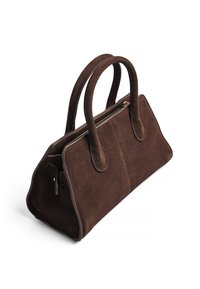 Borsa in suede marrone con due manici corti, apertura con zip e forma strutturata, caratterizzata da cuciture visibili e una finitura liscia.