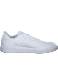 Witte sportieve sneakers met een bovenwerk van glad leer, platte rubberen zool en vijf strepen aan de zijkant. Vetersysteem met minimale stiksels.