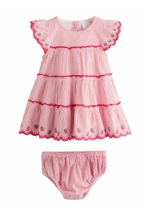 Rochiță pentru bebeluș în dungi roz și alb, cu mâneci și tiv cu volane, margini roșii, broderie cu căpșuni și pantalonași asortați în dungi.