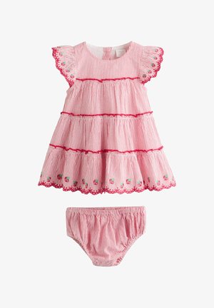 Lyserød og hvidstribet babykjole med flæseærmer og -kant, rød kantning, jordbærbroderi og matchende stribede bloomers.