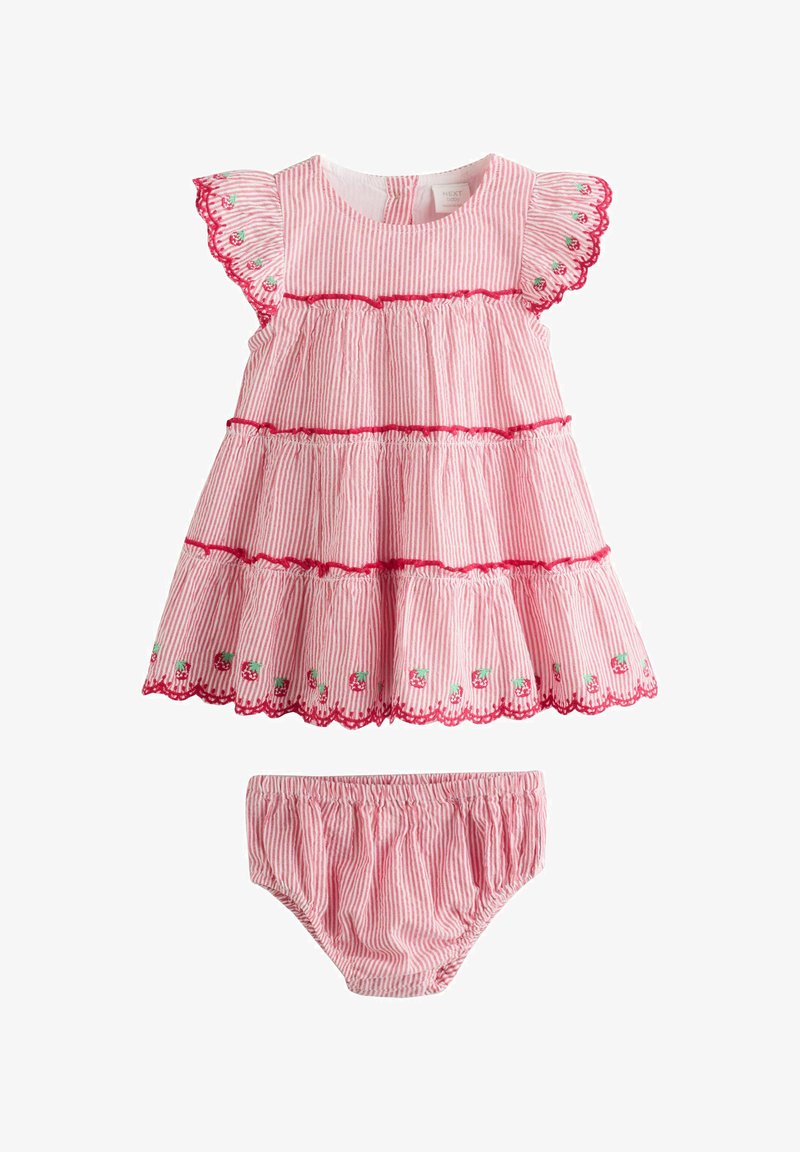 Roze-wit gestreept babyjurkje met gerimpelde mouwen en zoom, rode randafwerking, aardbeienborduursel en bijpassende gestreepte broekjes.