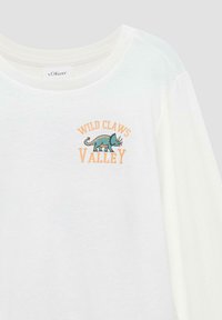 Weißes Langarm-T-Shirt mit grafischem, buntem Dinosaurier und dem Text "WILD CLAWS VALLEY" in Orange. Weicher Stoff, runder Halsausschnitt.