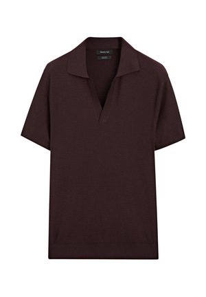 Burgundy kortärmad polo tröja med V-hals, ribbat mönster och rak fåll. Tillverkad av ett mjukt stickat material.