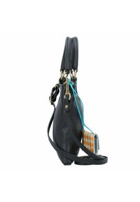 Bolso de cuero negro con un acabado texturizado, que presenta herrajes en tono dorado, una correa de acento turquesa y un pequeño accesorio con un patrón naranja.