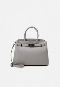 Bolso de cuero gris con dos asas superiores, una correa de hombro desmontable y un cierre frontal. Superficie texturizada con líneas limpias y acentos mínimos.