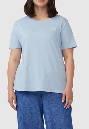 Himmelblaues T-Shirt mit kurzen Ärmeln aus weicher Baumwolle, mit rundem Halsausschnitt und einem kleinen weißen bestickten Detail auf der Vorderseite.
