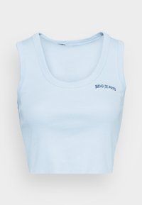 Světlomodrý zkrácený top bez rukávů s ribbed texturou a širokým kulatým výstřihem. Na přední straně je vyšitý nápis „BDG JEANS“ v námořnické modři. Jednobarevný design.