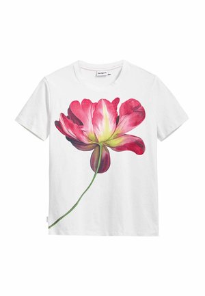 Biała koszulka z krótkim rękawem z dużym, szczegółowym nadrukiem czerwono-różowego kwiatu na środku przodu.