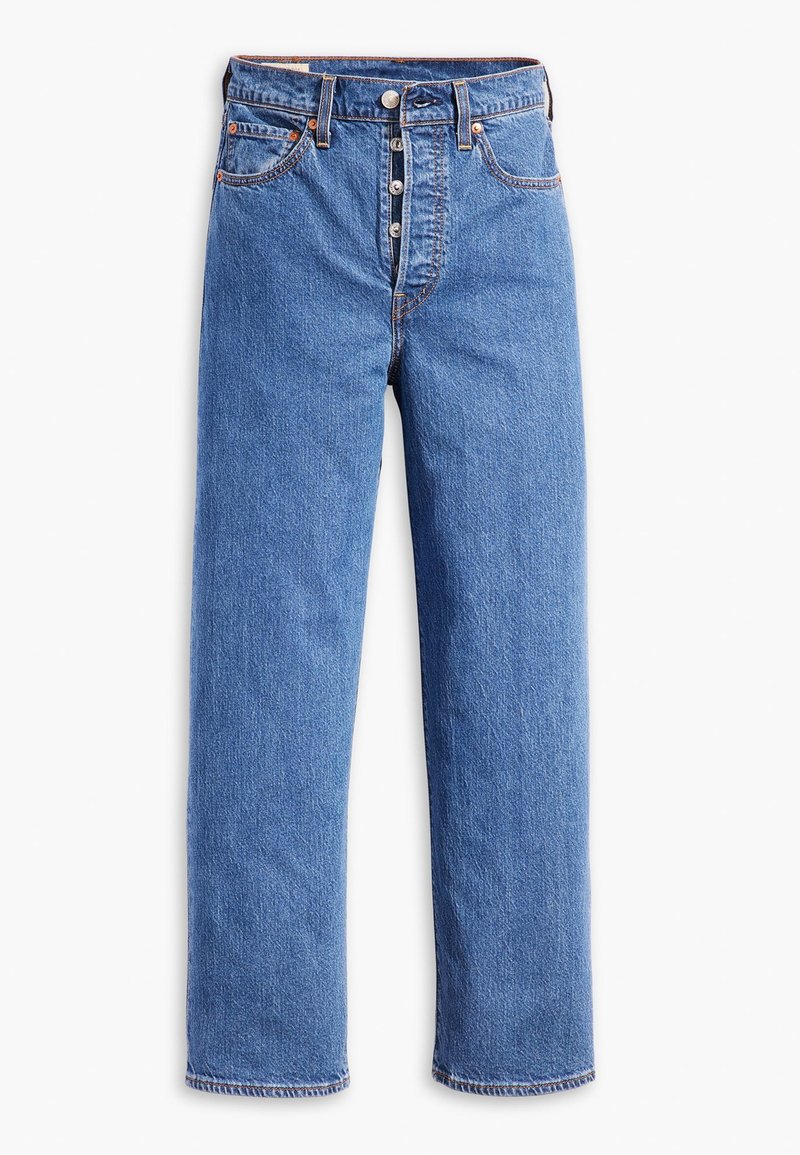 Jeans droits taille haute bleu avec une fermeture à bouton, passants de ceinture et cinq poches, présentés sur un fond blanc.