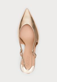 Svetleče roza zlato slingback čevlji z ostrim nosom in izrezljanim dizajnom, gladko teksturo ter tankim trakom za gleženj. Blagovna znamka je vidna na vložku.