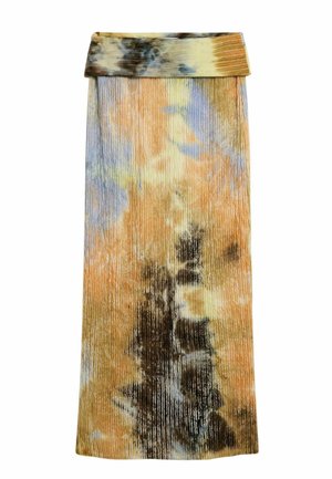 Falda maxi plisada en tela suave y ligera que presenta una combinación de tonos naranjas, marrones y azules, con cintura elástica y superficie texturizada.