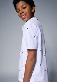 Tommy Hilfiger ALL OVER FLAG EMB - Poloshirt - white