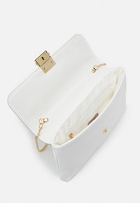 Bílá psaníčko s texturovaným zlatým kováním. Obsahuje saténově vypolstrovaný interiér, zipovou kapsu a zlatý řetězový popruh.