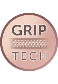 Rund logotyp med "GRIP TECH" i mörkbruna bokstäver. Bakgrunden är ljusrosa med ett prickigt texturband under texten.