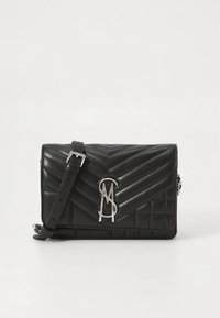 Sac bandoulière en cuir noir matelassé avec motif chevron et détail logo argenté. Comprend une sangle réglable et une fermeture magnétique.