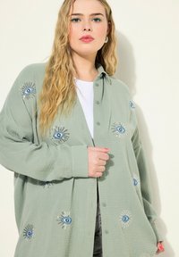Studio Untold EYE EMBROIDERY BUTTON FRONT  - Blusa - green thistle