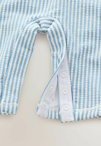 Bodysuit a righe blu chiaro e bianche, caratterizzato da chiusure a pressione nella parte inferiore e texture a costine per una maggiore flessibilità. Include maniche corte.