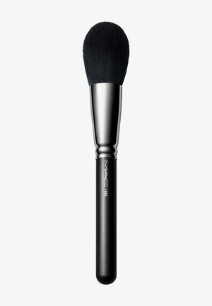 Schwarz Make-up Pinsel mit einem breiten, fluffigen Borstenkopf und einer eleganten metallisch-silbernen Ferrule. Der Griff ist matt schwarz mit einer abgerundeten Endung.