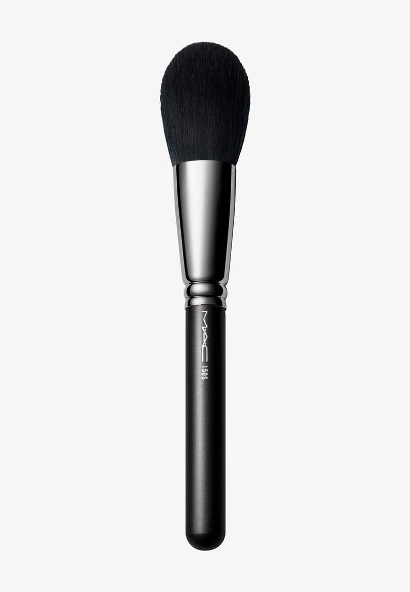 Schwarz Make-up Pinsel mit einem breiten, fluffigen Borstenkopf und einer eleganten metallisch-silbernen Ferrule. Der Griff ist matt schwarz mit einer abgerundeten Endung.