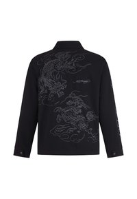 Czarna kurtka z długim rękawem z haftem smoka i chmur na plecach oraz z detalem podpisu "Ed Hardy".