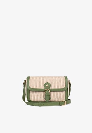 Torebka crossbody w beżowym tkanym materiale z zielonym syntetycznym skórzanym wykończeniem. Posiada zapięcie na zatrzask z mosiądzu oraz regulowany pasek.