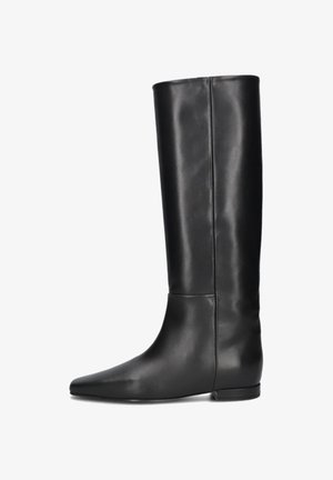 Schwarze Lederstiefel bis zum Knie mit spitzer Zehenform und flacher Sohle. Glatte Textur, minimalistisches Design ohne sichtbare Beschläge oder Akzente.