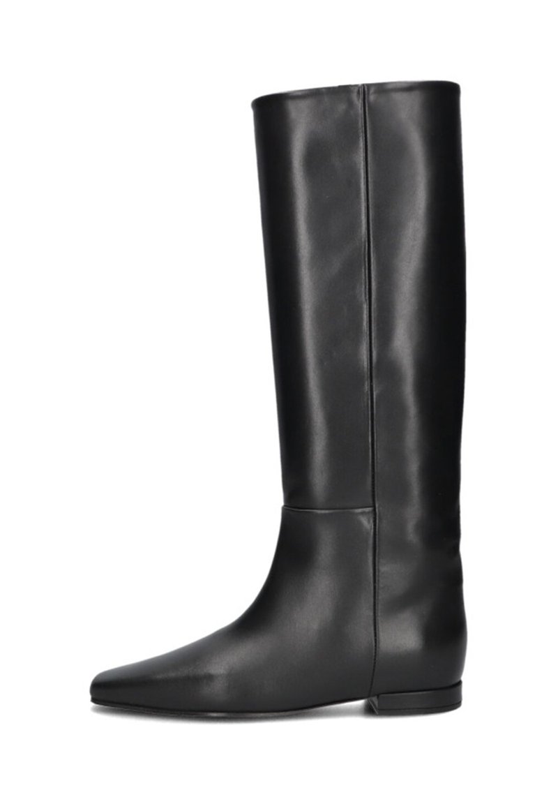 Zwarte leren kniehoogte laars met een spitse neus en platte zool. Gladde textuur, minimalistisch ontwerp zonder zichtbare hardware of accenten.
