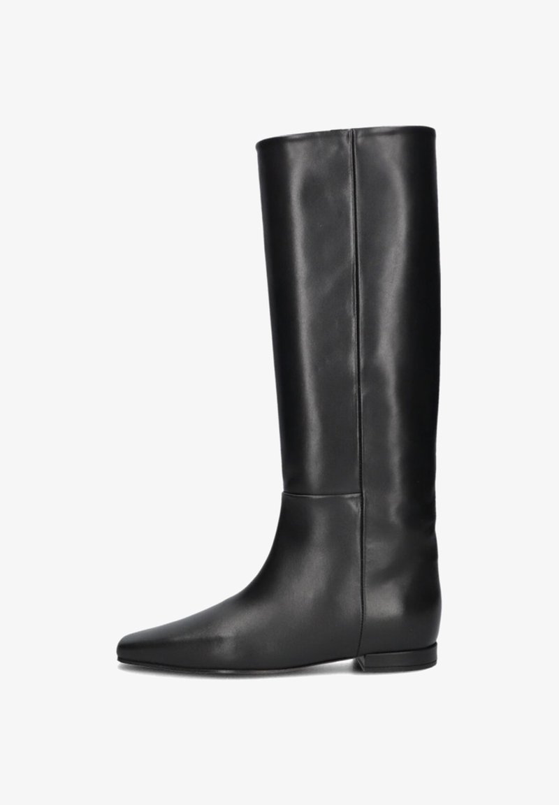 Zwarte leren kniehoogte laars met een spitse neus en platte zool. Gladde textuur, minimalistisch ontwerp zonder zichtbare hardware of accenten.
