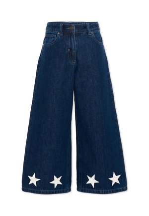 Jean en denim bleu foncé à jambes larges, taille haute et appliques étoiles blanches près des ourlets des deux jambes.