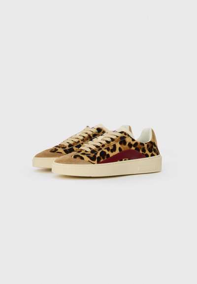 Sneakers med leopardmønster, der har en beige ruskinds tåhætte og burgunderfarvede sideløsninger, med cremefarvede snørebånd og en struktureret gummisål.