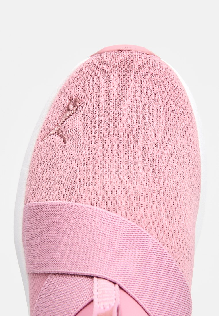 Chaussure de sport rose avec tige en maille, sangle en textile et semelle texturée. Présente un logo de marque léger embossé sur la zone des orteils.