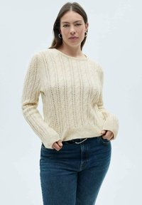 Strickpullover in Creme mit strukturiertem Rippmuster, vertikalen Linien und offenen Maschen, langen Ärmeln und rundem Ausschnitt.