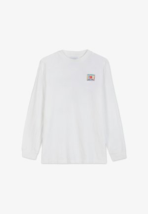 Weißes langärmliges T-Shirt aus Baumwolle mit einem kleinen, bunten Logo-Patch auf der Brust. Einfaches Design mit gemufften Ärmeln.
