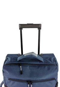 Mochila con ruedas de color azul marino con un asa telescópica, doble cremallera y un asa superior acolchada para un transporte fácil. Exterior de tela texturizada.