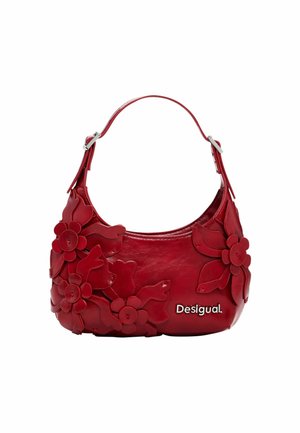 Sac à main en cuir rouge avec décorations florales embossées, poignée courte et logo argenté "Desigual" sur le devant.