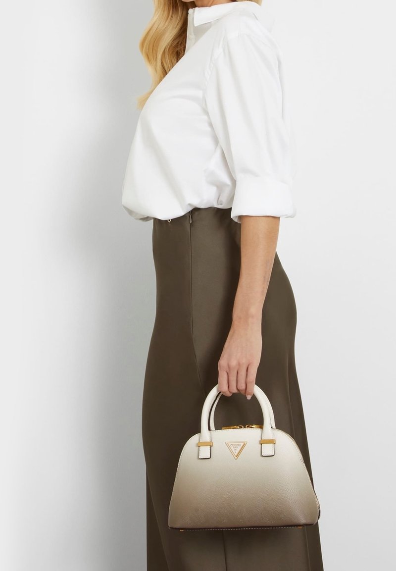 Sac à main beige dégradé avec une forme dôme structurée, matériau texturé, garnitures dorées et double poignée supérieure, avec un détail logo triangulaire.