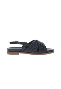 Sandal in pelle nera con punta arrotondata, caratterizzato da molteplici cinturini plissettati e design slingback. Suola piatta di un colore marrone chiaro.