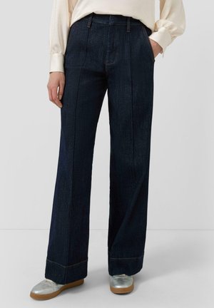 Dunkelblaue Jeans mit hoher Taille und weitem Bein-Design. Verfügt über eine subtile Textur und sichtbare Nähte, ergänzt durch eine flache Front und Seitentaschen.
