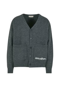 Sivano pleteno jopico z V-izrezom, petimi črnimi gumbi, dvema sprednjima žepoma in belim logotipom "another" na spodnjem desnem delu.