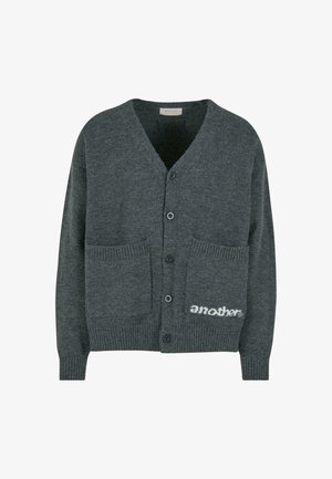 Grå strikket cardigan med V-hals, fem sorte knapper, to frontlommer og hvid tekst med logoet "another" nederst til højre.