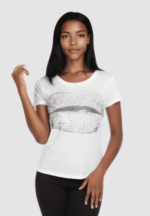 Camiseta blanca con cuello redondo que presenta un diseño de labios plateados con purpurina en el centro, confeccionada con tela suave y lisa.