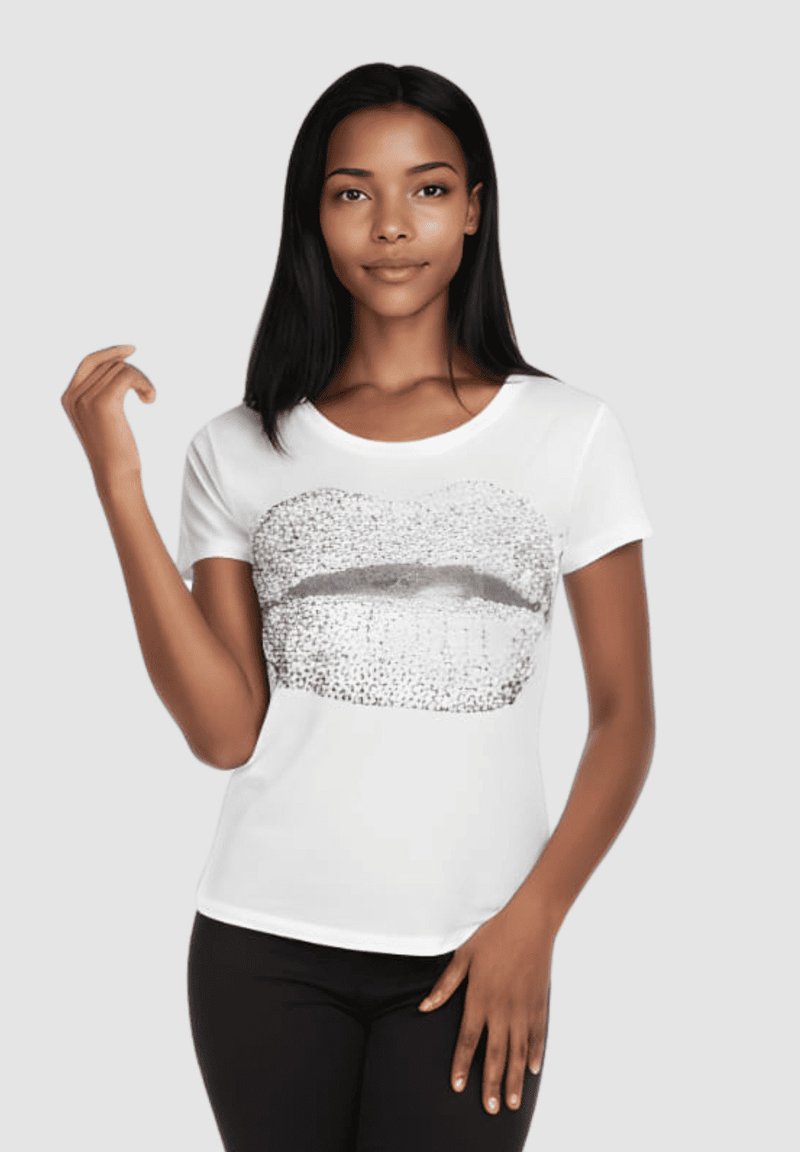 Camiseta blanca con cuello redondo que presenta un diseño de labios plateados con purpurina en el centro, confeccionada con tela suave y lisa.