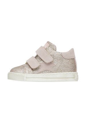 Sneakers per bambini glitterati rosa con due cinturini in Velcro, dettagli in suede, stella decorativa e suola in gomma bianca. Texture superficiale scintillante.