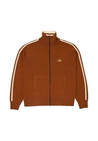 Brun zip-up sweater med hvide striber langs ærmerne og et lille broderet logo på brystet, med ribbede manchetter og kant.
