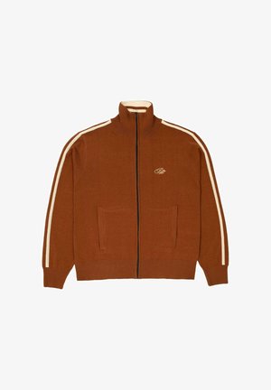Sudadera marrón con cremallera y rayas blancas en las mangas, con un pequeño logotipo bordado en el pecho, que cuenta con puños y dobladillo acanalados.
