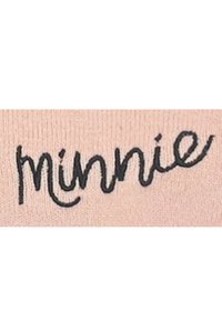 Różowa tkanina z wyhaftowanym słowem "minnie" w czarnym, kursywnym kroju; miękka struktura i cienki design dzianiny.