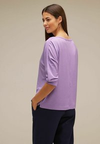 Street One MIT SCHIMMER WORDING - Long sleeved top - lila